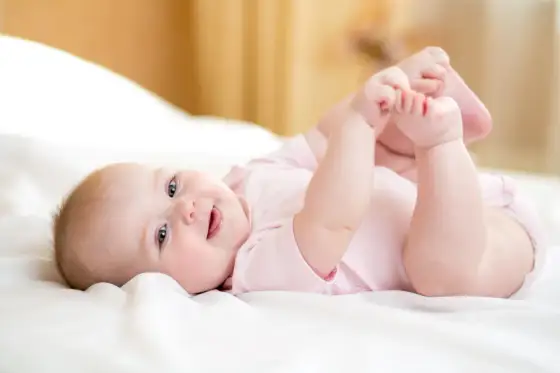 Baby mit 8 Wochen - Entwicklung, Schlaf und wichtige Warnzeichen